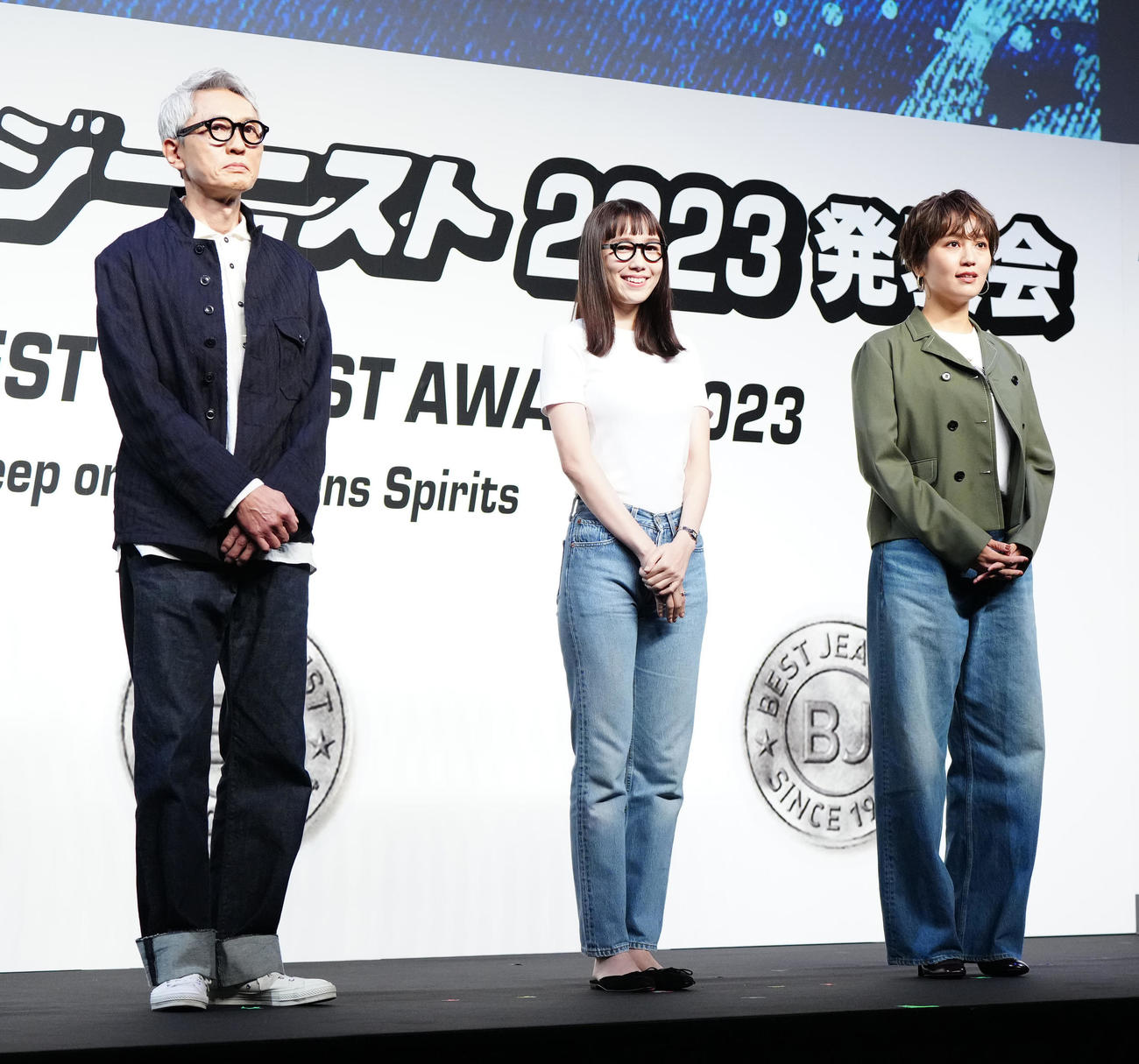 「第40回ベストジーニスト2023」協議会選出部門で選出され授賞式に臨む、左から松重豊、飯豊まりえ、和田明日香さん（撮影・江口和貴）