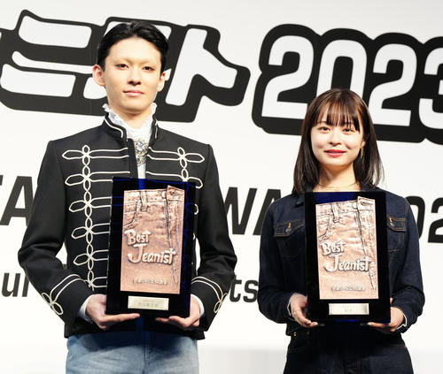「第40回ベストジーニスト2023」授賞式　次世代部門で表彰され写真に納まる市川染五郎（左）と莉子（撮影・江口和貴）