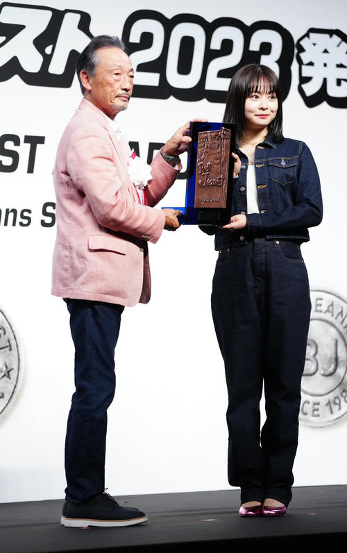 「第40回ベストジーニスト2023」授賞式　次世代部門で表彰される莉子（右）（撮影・江口和貴）