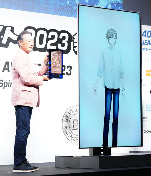 「第40回ベストジーニスト2023」授賞式　次世代部門で表彰されるVTuberの叶（右）（撮影・江口和貴）