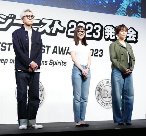 「第40回ベストジーニスト2023」協議会選出部門で選出され授賞式に臨む、左から松重豊、飯豊まりえ、和田明日香さん（撮影・江口和貴）