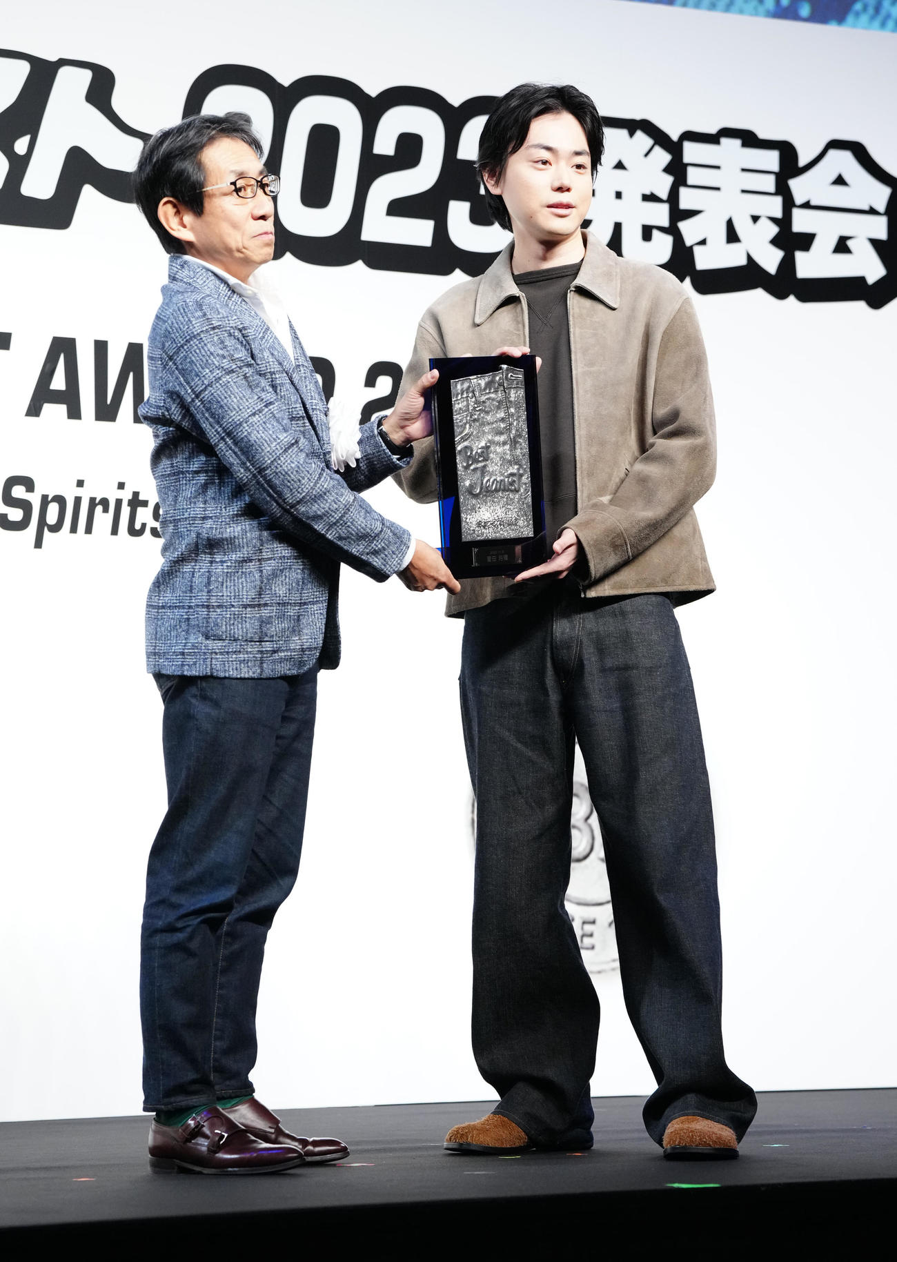 「第40回ベストジーニスト2023」授賞式　一般選出部門で表彰される菅田将暉（右）（撮影・江口和貴）