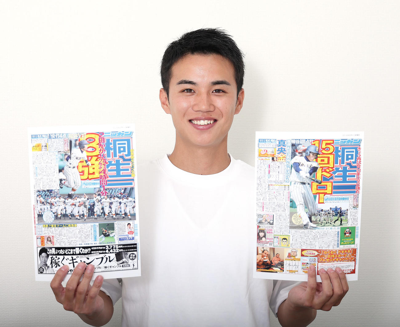 元甲子園球児の柳谷参助。自身の姿が一面の当時の本紙を手に笑顔（撮影・足立雅史）