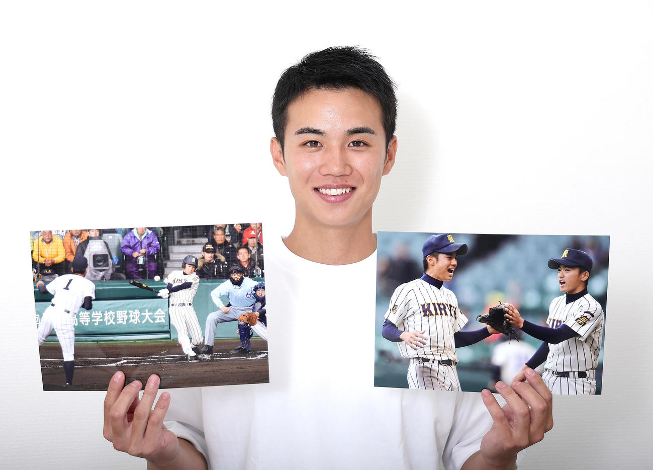 元甲子園球児の柳谷参助。自身の当時の写真を手に笑顔（撮影・足立雅史）