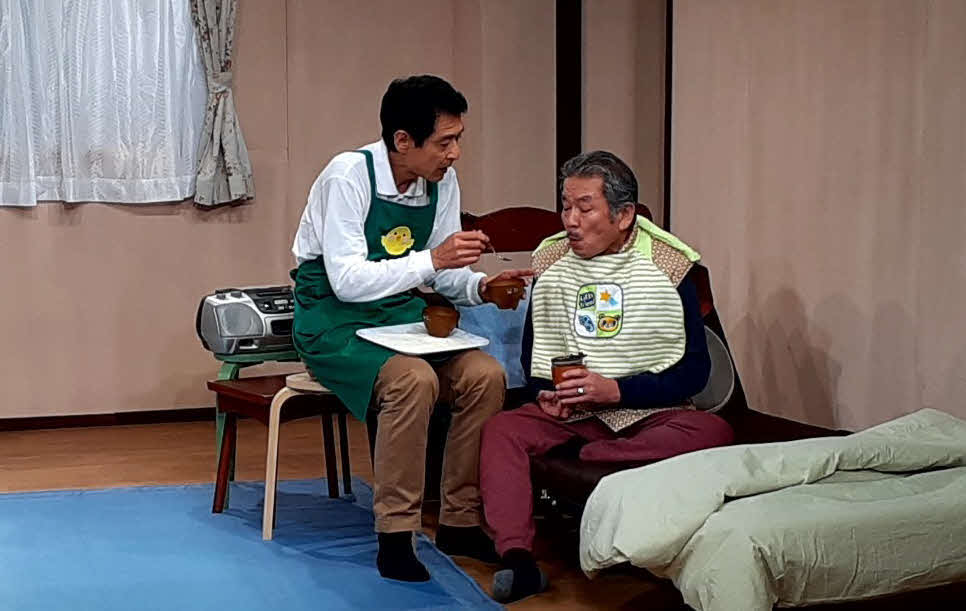 舞台「せんにゅうかん～ラスト・フレンド～」でホームヘルパー役を演じる金田賢一（左）（提供写真）