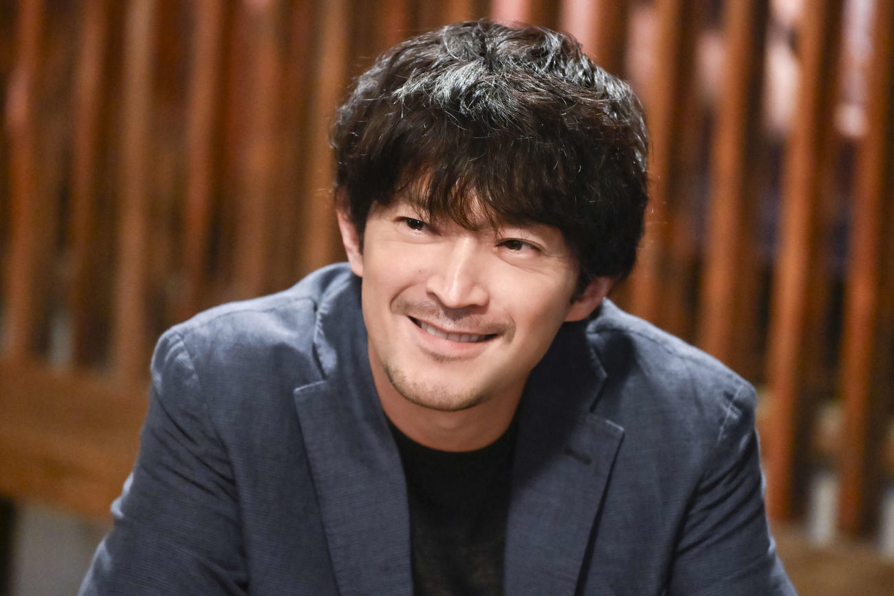 フジテレビ系「うちの弁護士は手がかかる」にゲスト出演する津田健次郎(C)フジテレビ