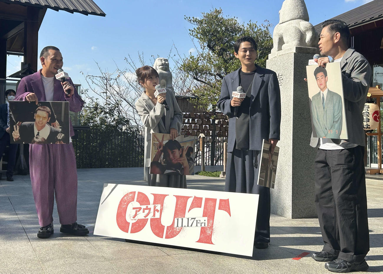 映画「OUT」公開直前大ヒット祈願イベントで学生時代の写真を公開した、品川ヒロシ監督（右端）、主演の倉悠貴（左から3人目）、与田祐希（同2人目）、大悟（左端）（撮影・松尾幸之介）
