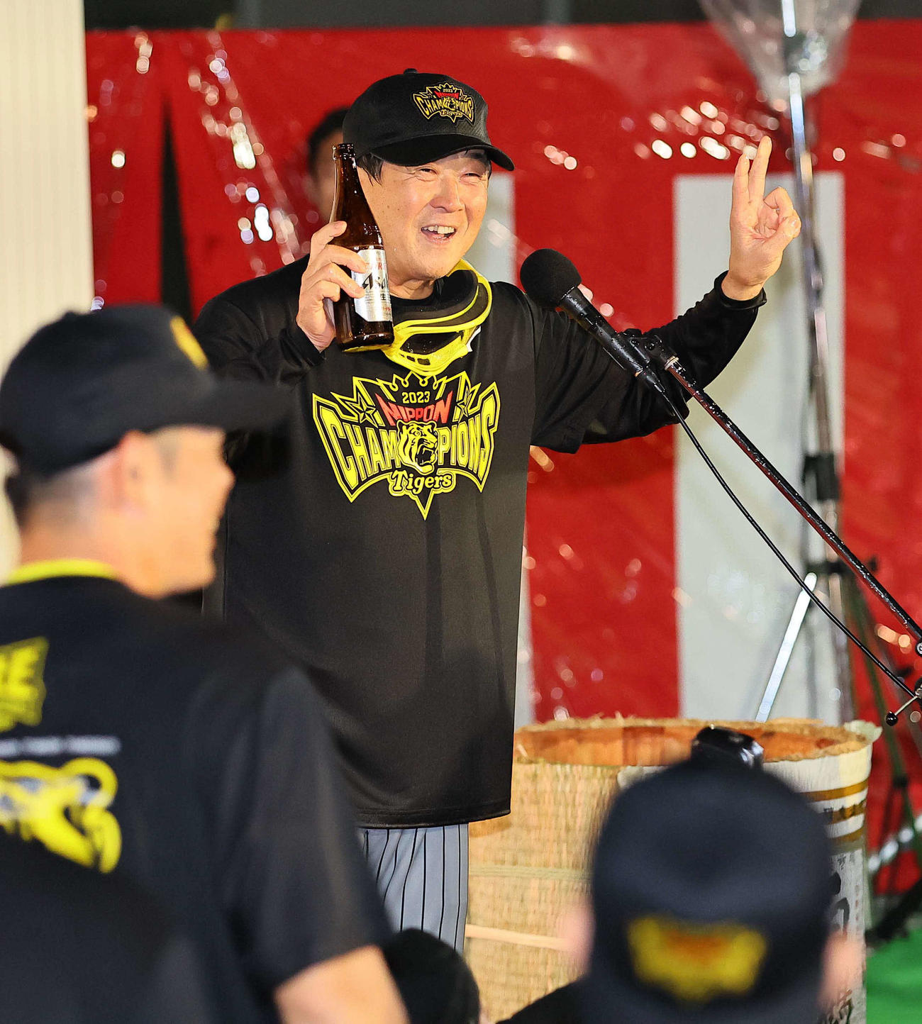 祝勝会の中締めをする平田ヘッドコーチ（撮影・上田博志）
