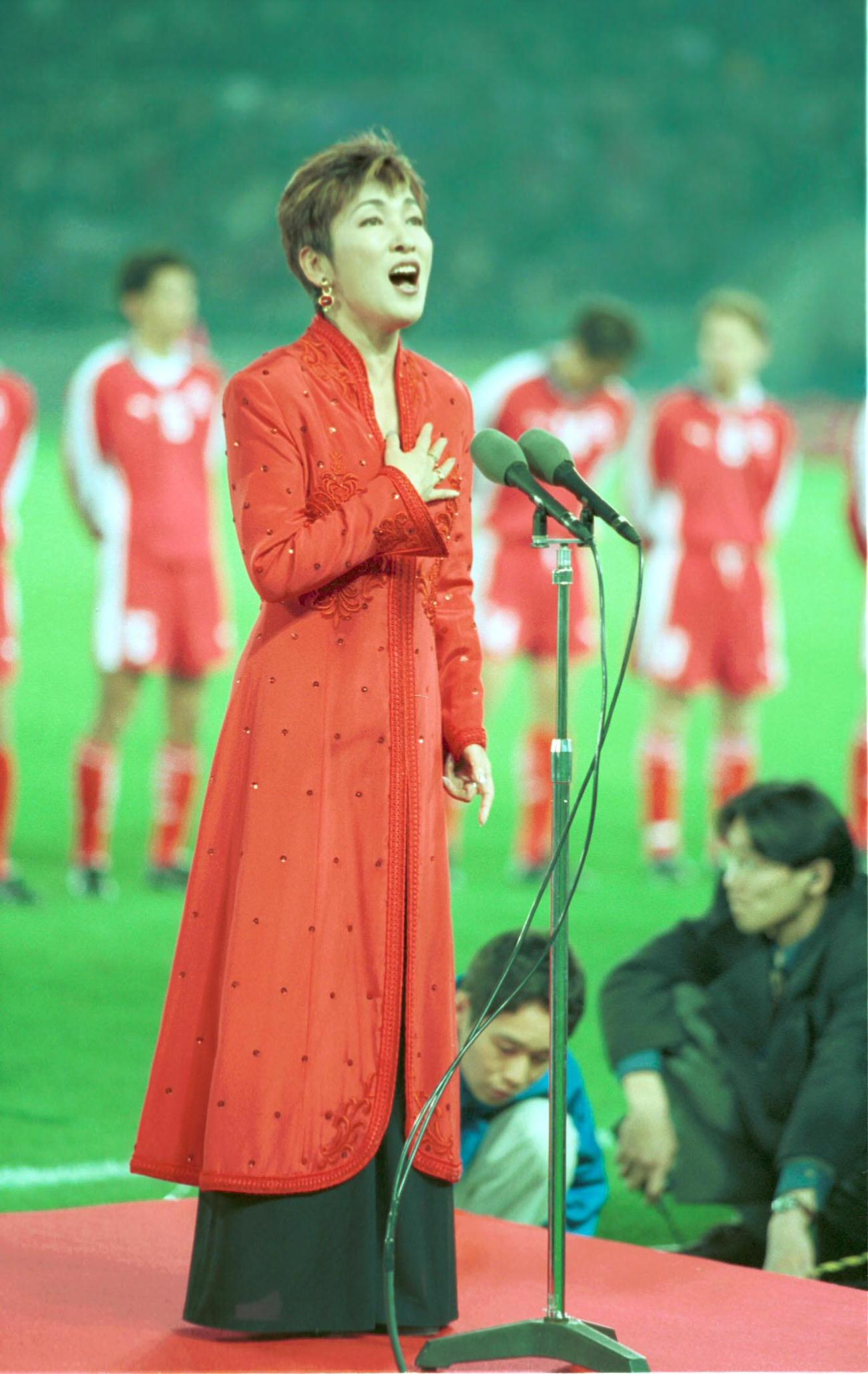 サッカー日本代表の香港戦で国歌斉唱する大橋純子（1998年3月撮影）