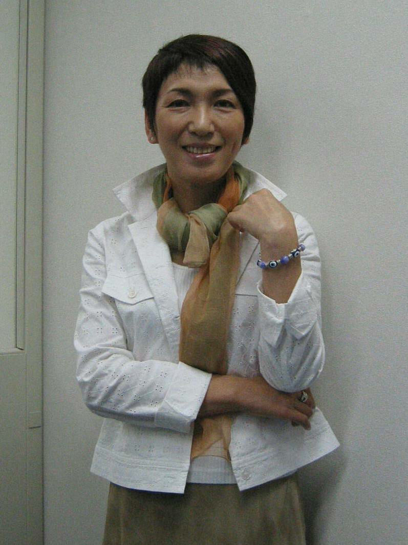 デビュー30周年記念アルバムを前にした大橋純子（2004年撮影）