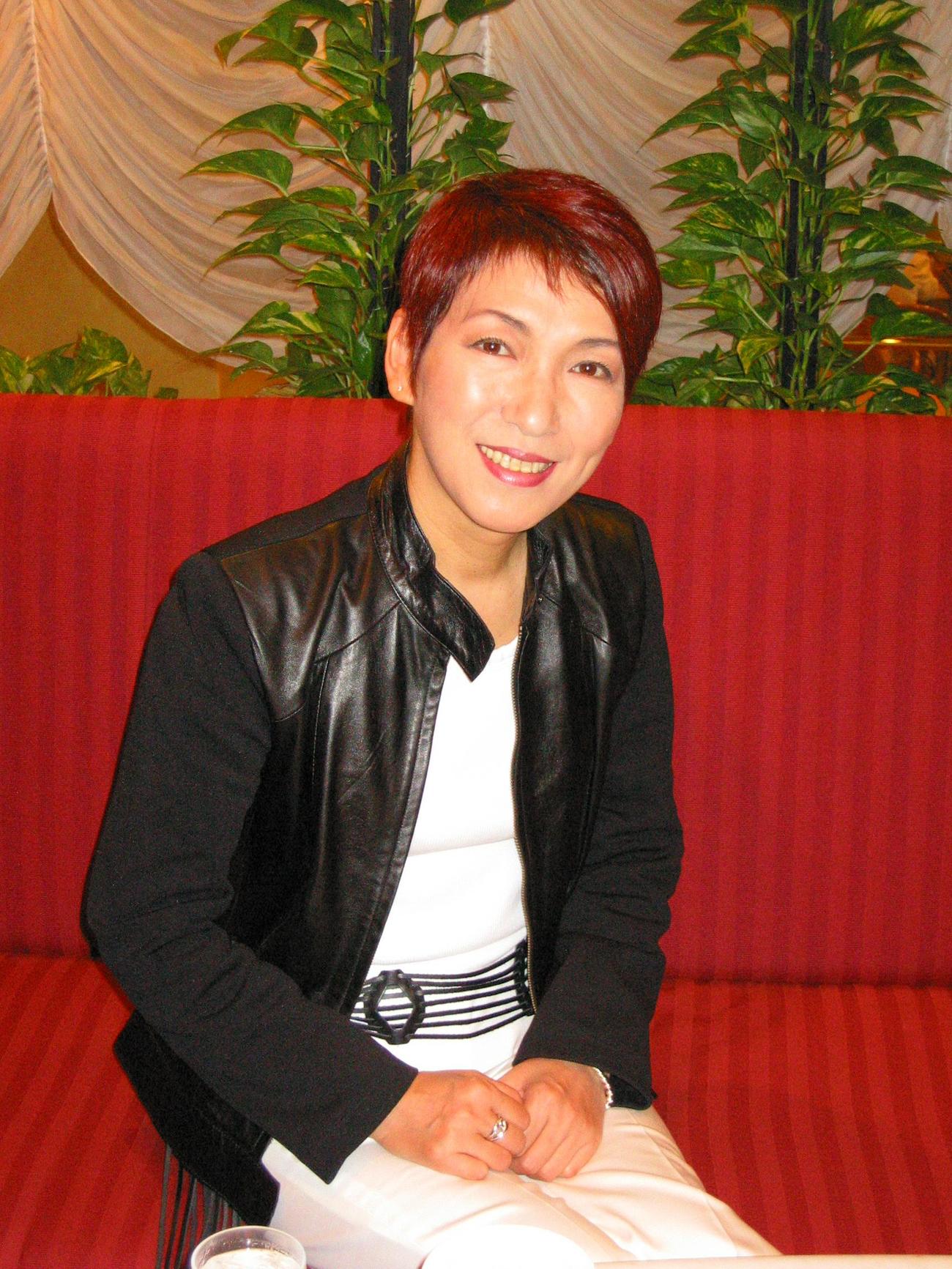 「微笑むための勇気」について語った大橋純子（2002年5月25日撮影）