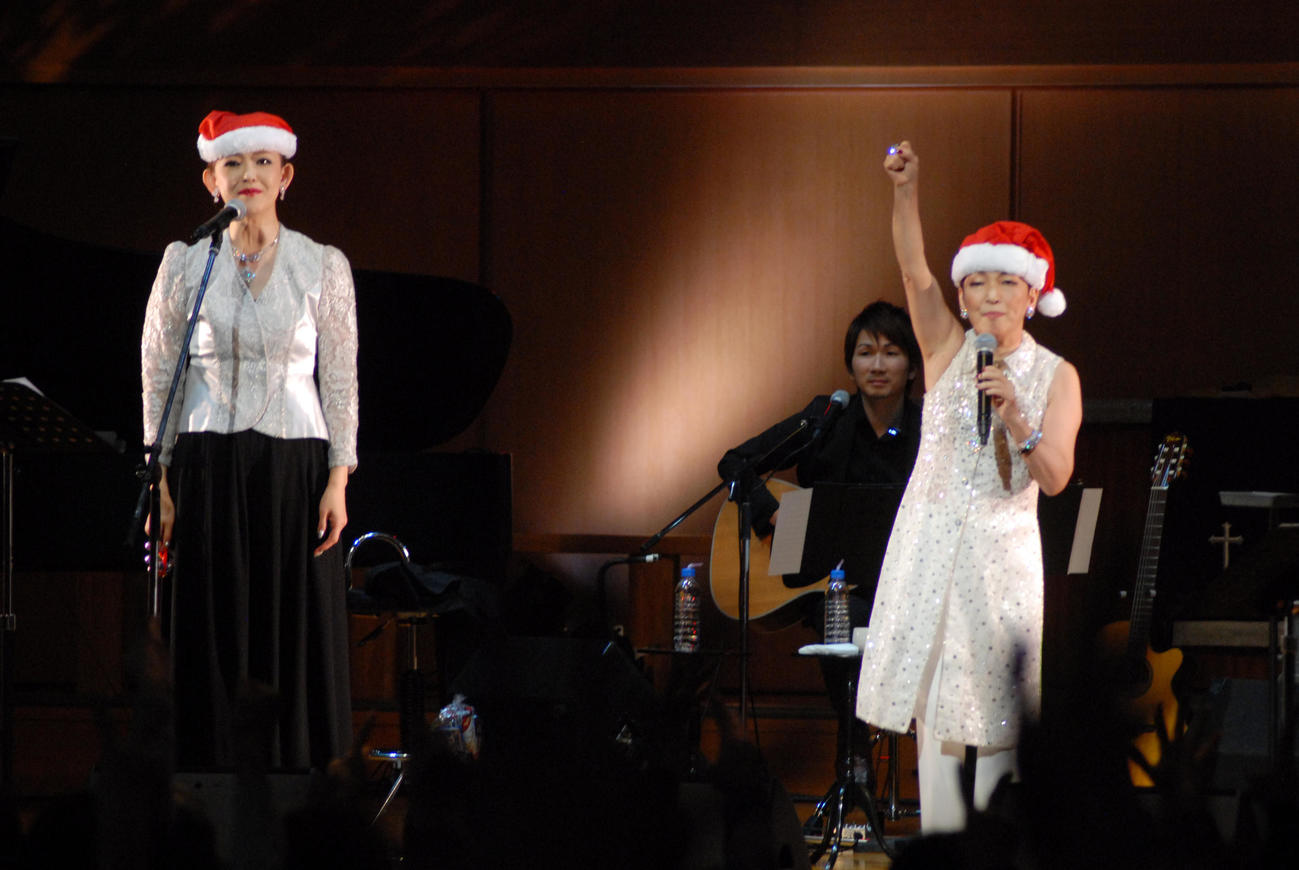クリスマスライブを行った姿月あさと（左）と大橋純子（2017年12月19日撮影）