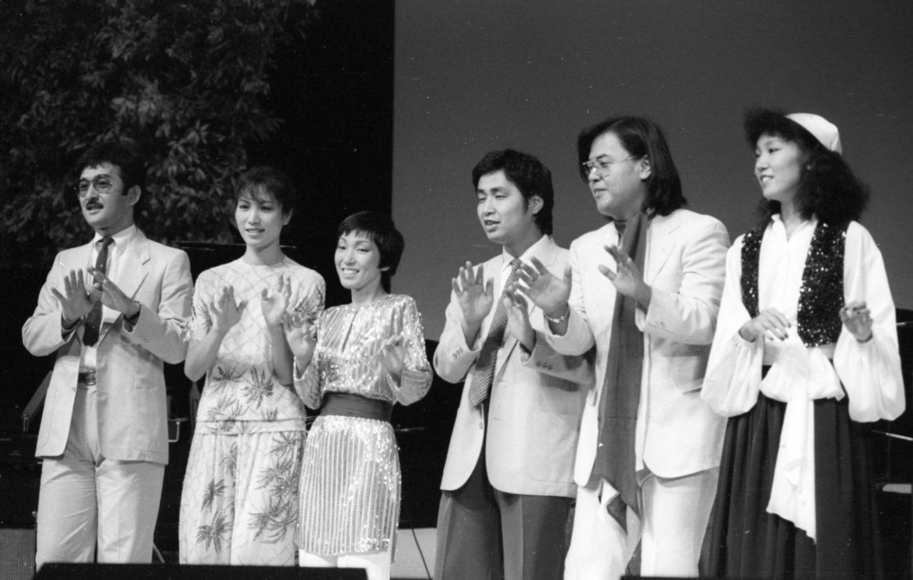 NHK「フォークフェスティバル」収録現場。左から大川茂、山本潤子、大橋純子、山本俊彦、田山雅充、松任谷由実（1977年8月19日撮影）