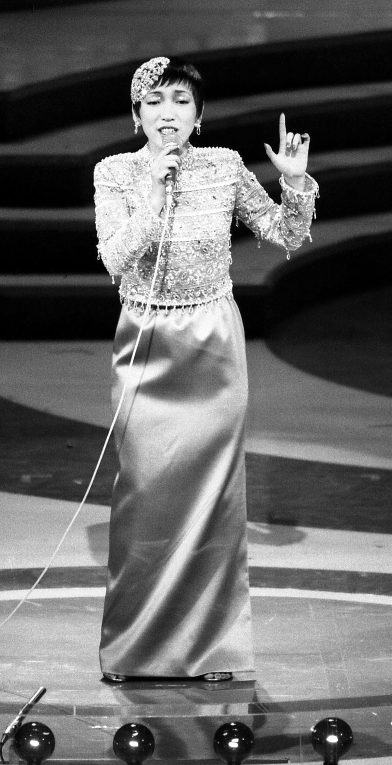 第30回NHK紅白歌合戦で熱唱する大橋純子（1979年12月31日撮影）