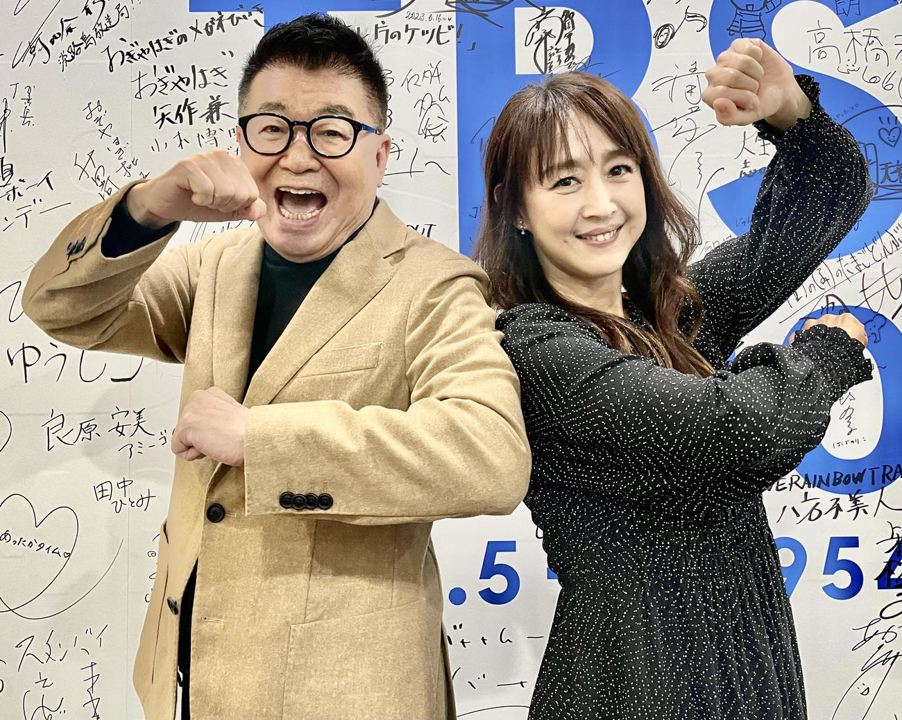 Winkの振り付けのまねをする生島ヒロシ（左）と相田翔子