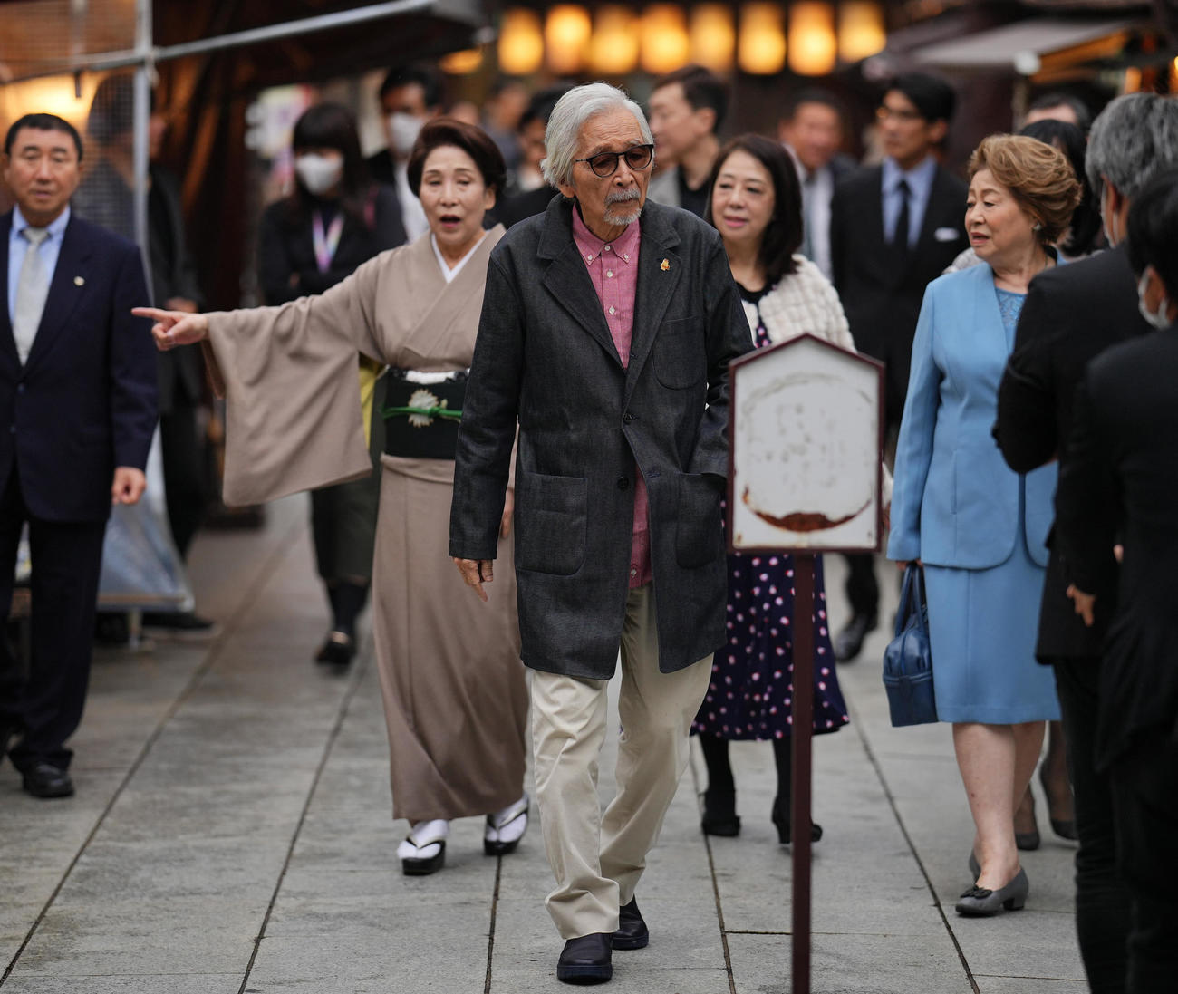 初春新派公演「東京物語」柴又イベントで参道を歩く山田洋次監督（中央）ら登壇者たち（撮影・垰建太）