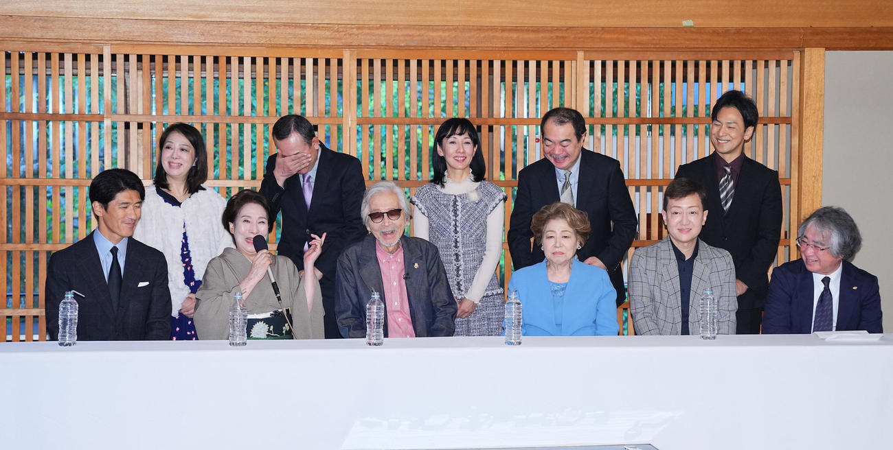 初春新派公演「東京物語」柴又イベントの取材会で笑顔を見せる山田洋次監督（前列左から3人目）ら登壇者たち。前列左から丹羽貞仁、波乃久里子、1人おいて水谷八重子、河合雪之丞、西村幸記氏、後列左から、石原舞子、児玉真二、瀬戸摩純、田口守、喜多村一朗（撮影・垰建太）