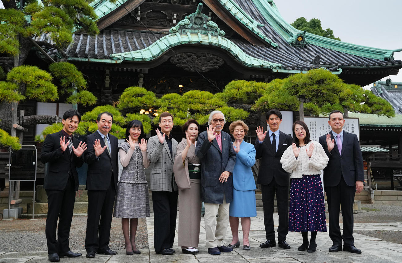 初春新派公演「東京物語」柴又イベントで帝釈天を前に写真に納まる登壇者たち。左から喜多村一朗、田口守、瀬戸摩純、河合雪之丞、波乃久里子、山田洋次監督、水谷八重子、丹羽貞仁、石原舞子、児玉真二（撮影・垰建太）