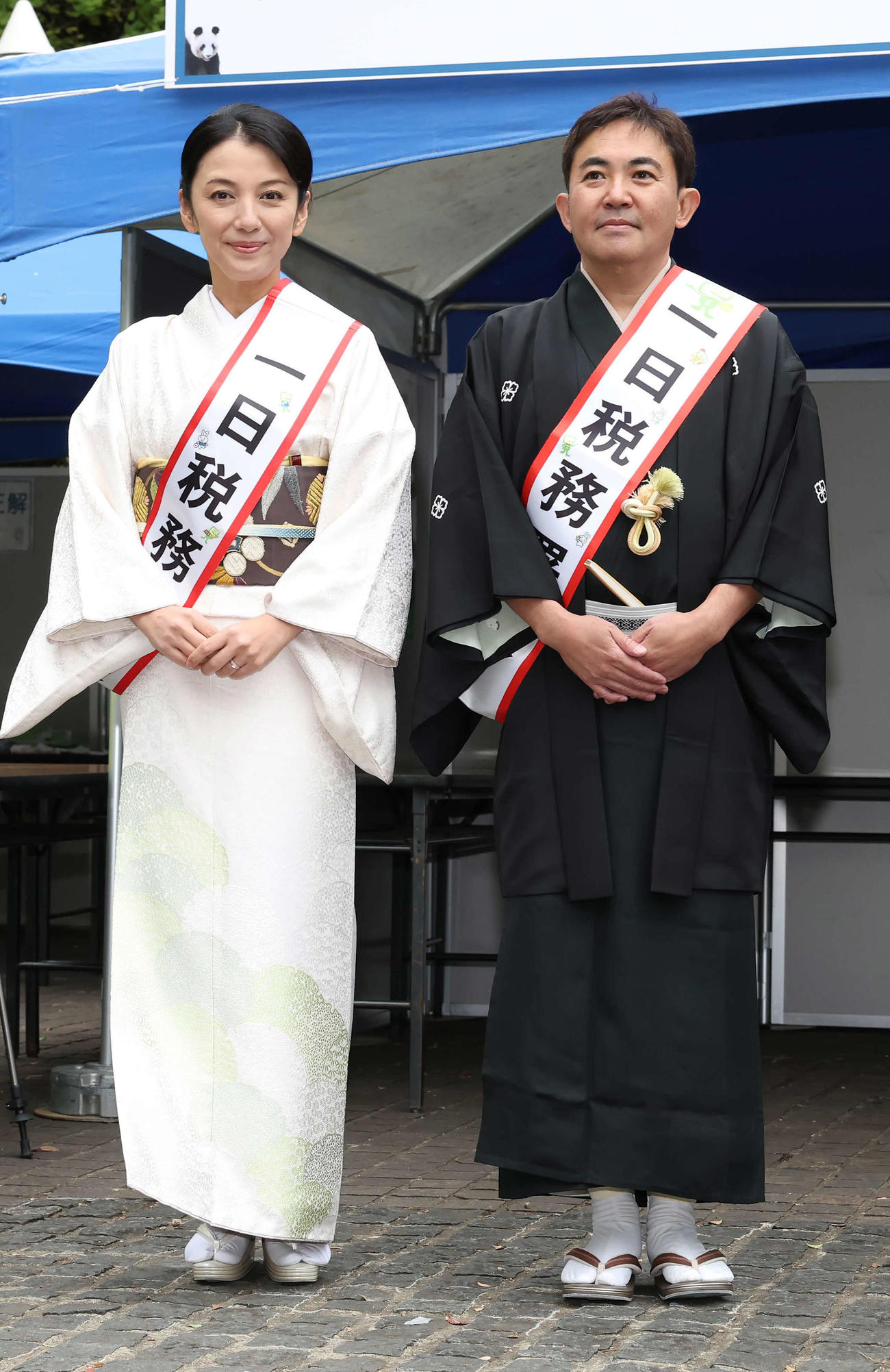 一日税務署長に任命された林家三平・国分佐智子夫妻（撮影・丹羽敏通）