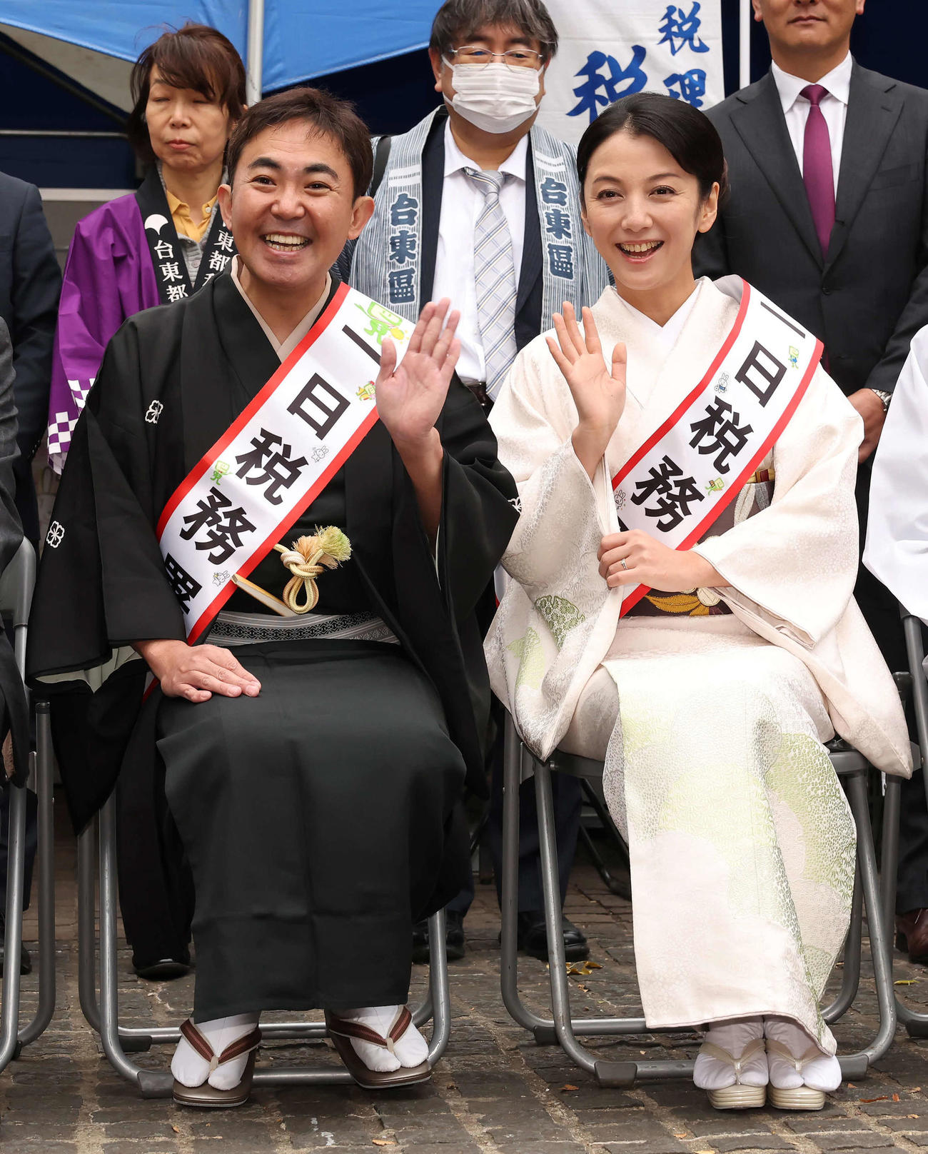 一日税務署長に任命された林家三平・国分佐智子夫妻（撮影・丹羽敏通）