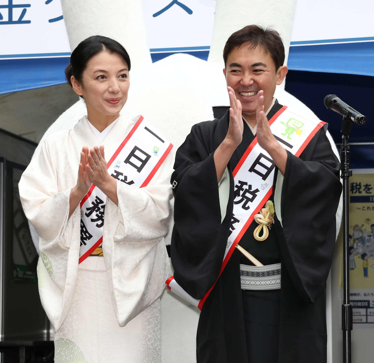 一日税務署長に任命された林家三平・国分佐智子夫妻（撮影・丹羽敏通）
