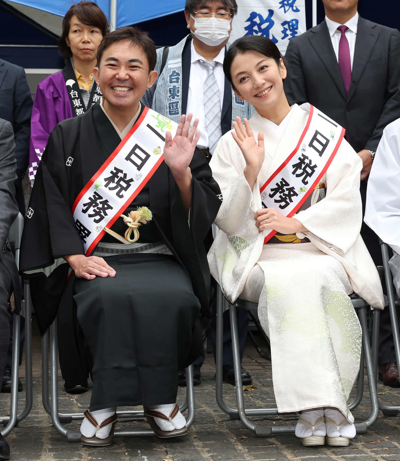 一日税務署長に任命された林家三平・国分佐智子夫妻（撮影・丹羽敏通）