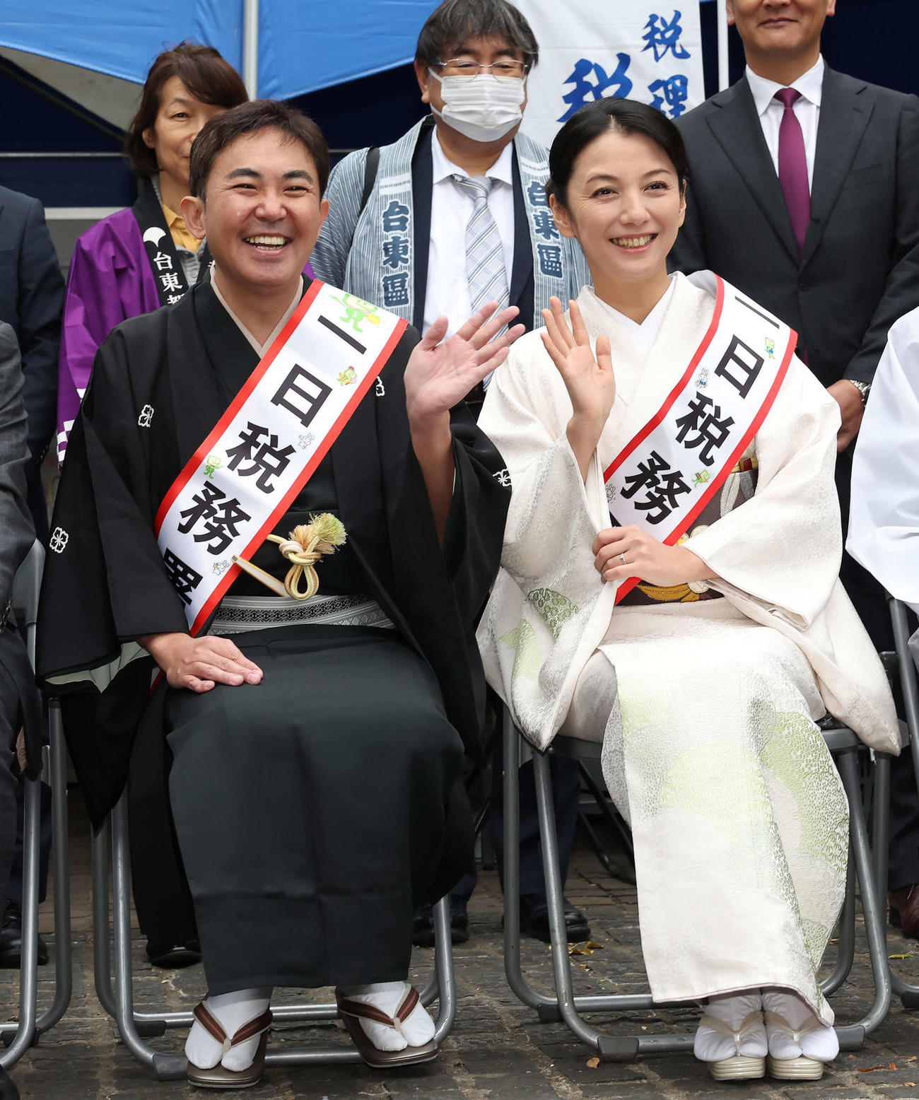 一日税務署長に任命された林家三平・国分佐智子夫妻（撮影・丹羽敏通）