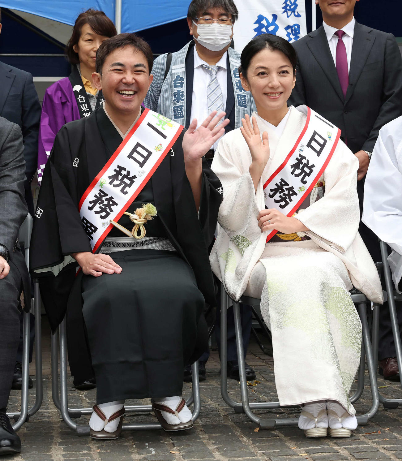 一日税務署長に任命された林家三平・国分佐智子夫妻（撮影・丹羽敏通）