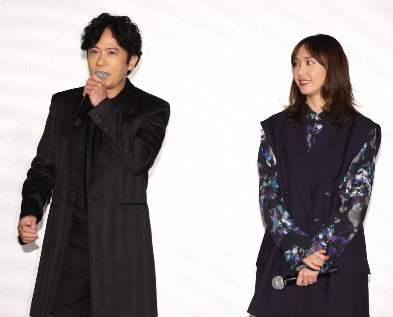映画「正欲」の舞台あいさつを行う稲垣吾郎（左）と新垣結衣（撮影・中島郁夫）