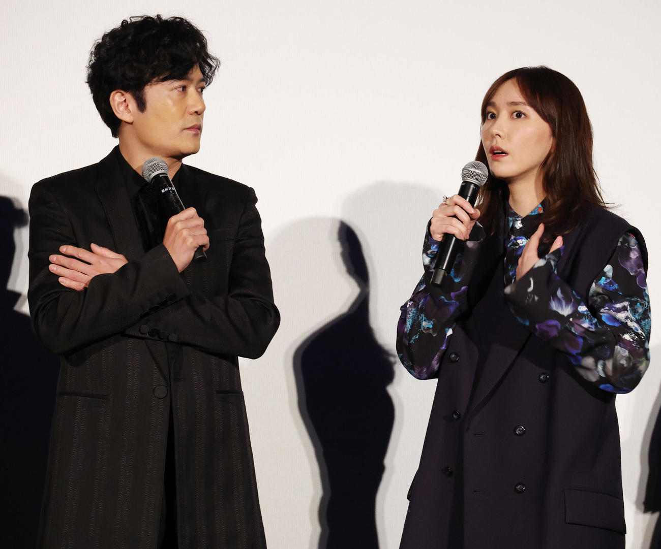 映画「正欲」の舞台あいさつを行う稲垣吾郎（左）と新垣結衣（撮影・中島郁夫）
