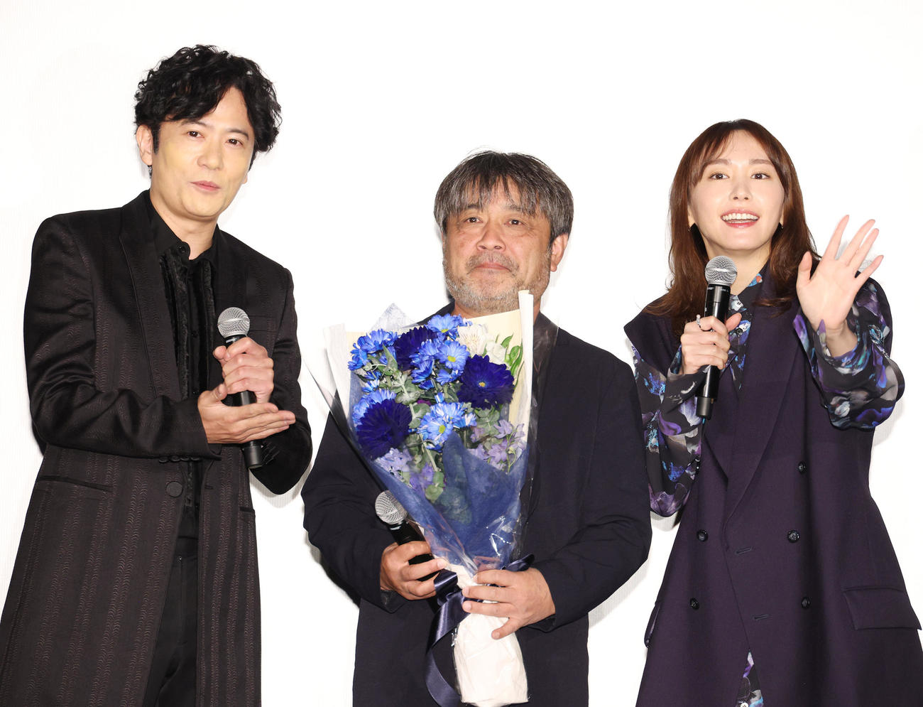 稲垣吾郎（左）から東京国際映画祭受賞祝いの花束を贈られる岸善幸監督。右は新垣結衣（撮影・中島郁夫）