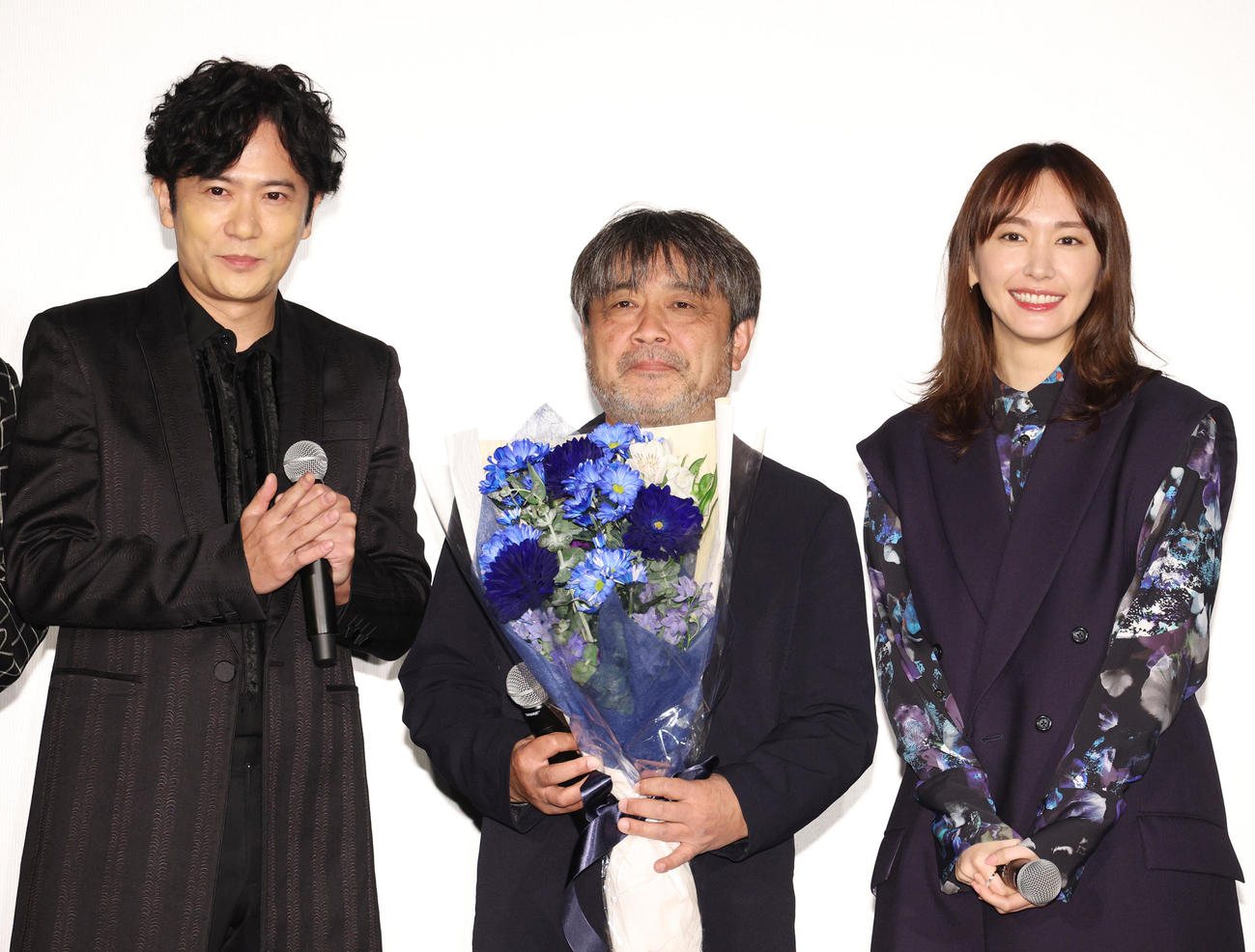 稲垣吾郎（左）から東京国際映画祭受賞祝いの花束を贈られる岸善幸監督。右は新垣結衣（撮影・中島郁夫）