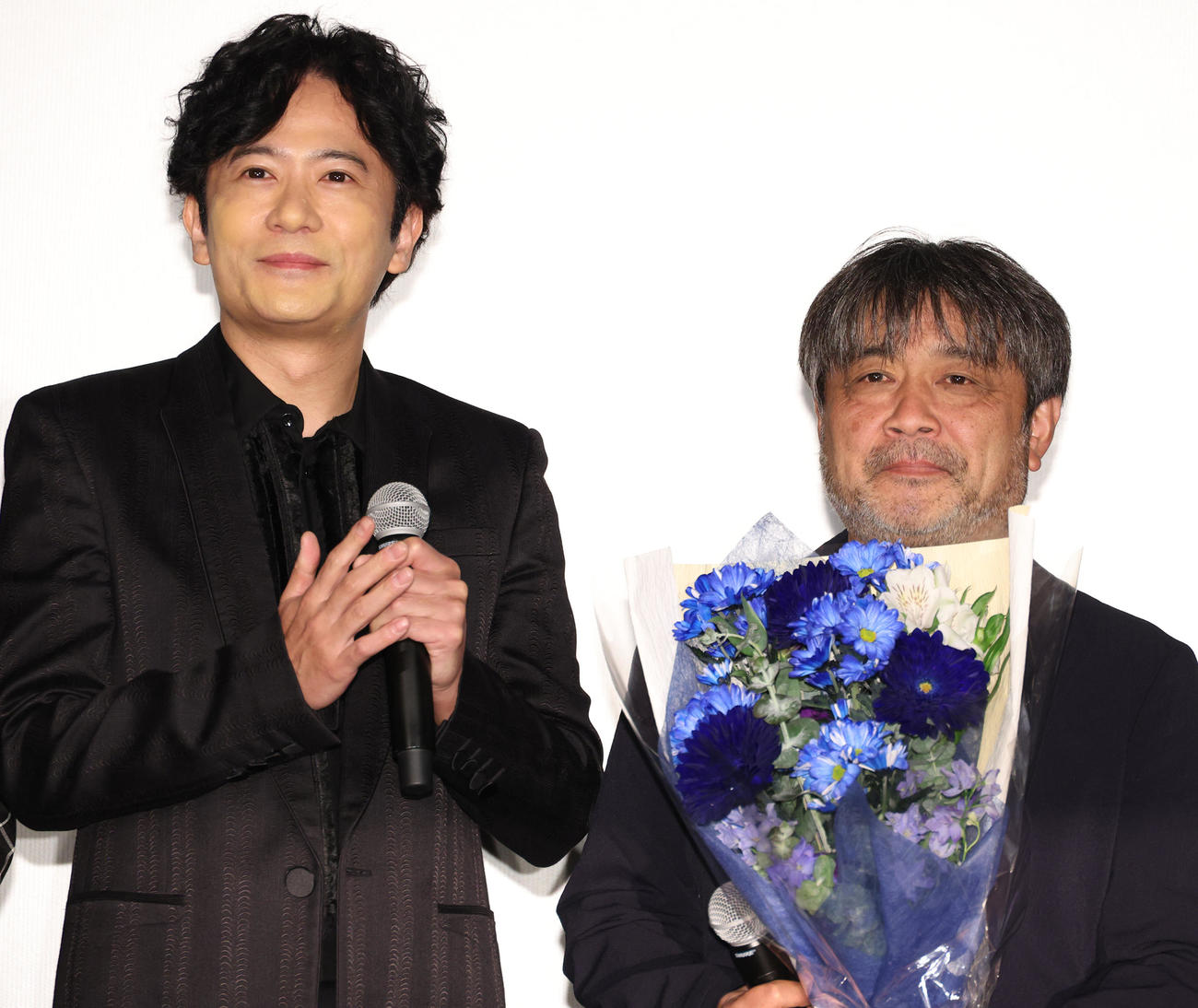 稲垣吾郎（左）から東京国際映画祭受賞祝いの花束を贈られる岸善幸監督（撮影・中島郁夫）