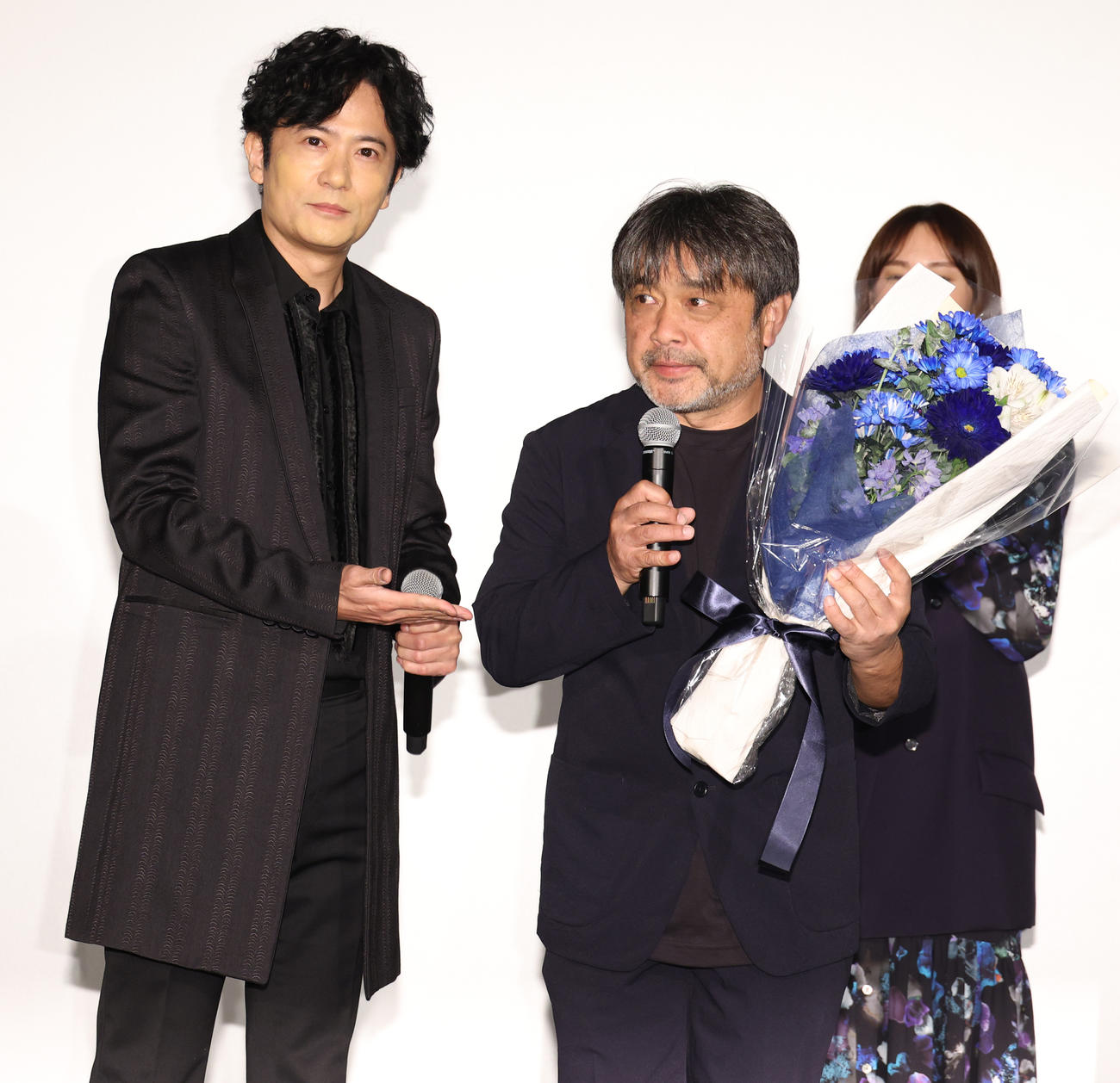 稲垣吾郎（左）から東京国際映画祭受賞祝いの花束を贈られる岸善幸監督（撮影・中島郁夫）
