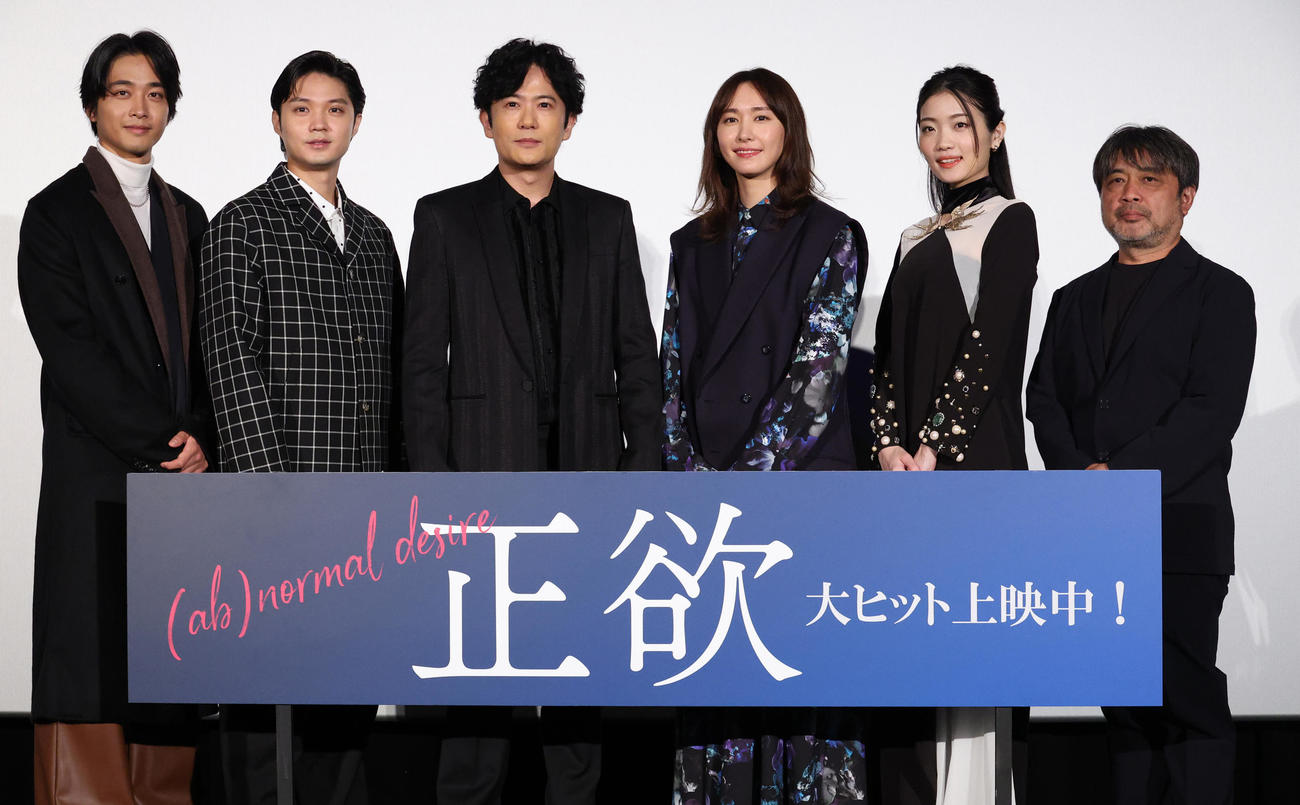 映画「正欲」の舞台あいさつで記念撮影する、左から佐藤寛太、磯村勇斗、稲垣吾郎、新垣結衣、東野絢香、岸善幸監督（撮影・中島郁夫）
