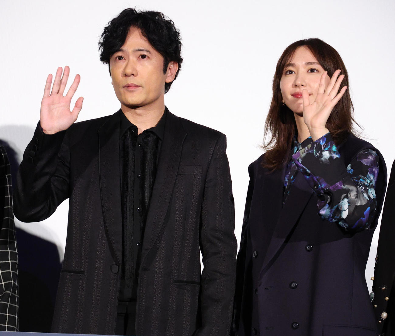 映画「正欲」の舞台あいさつを行う稲垣吾郎（左）と新垣結衣（撮影・中島郁夫）