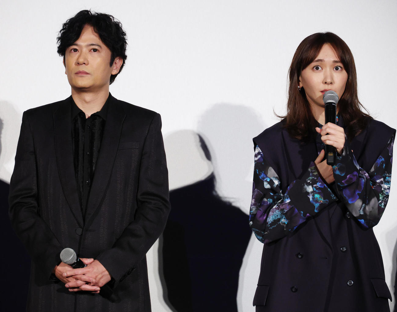 映画「正欲」の舞台あいさつでトークする稲垣吾郎（左）と新垣結衣（撮影・中島郁夫）