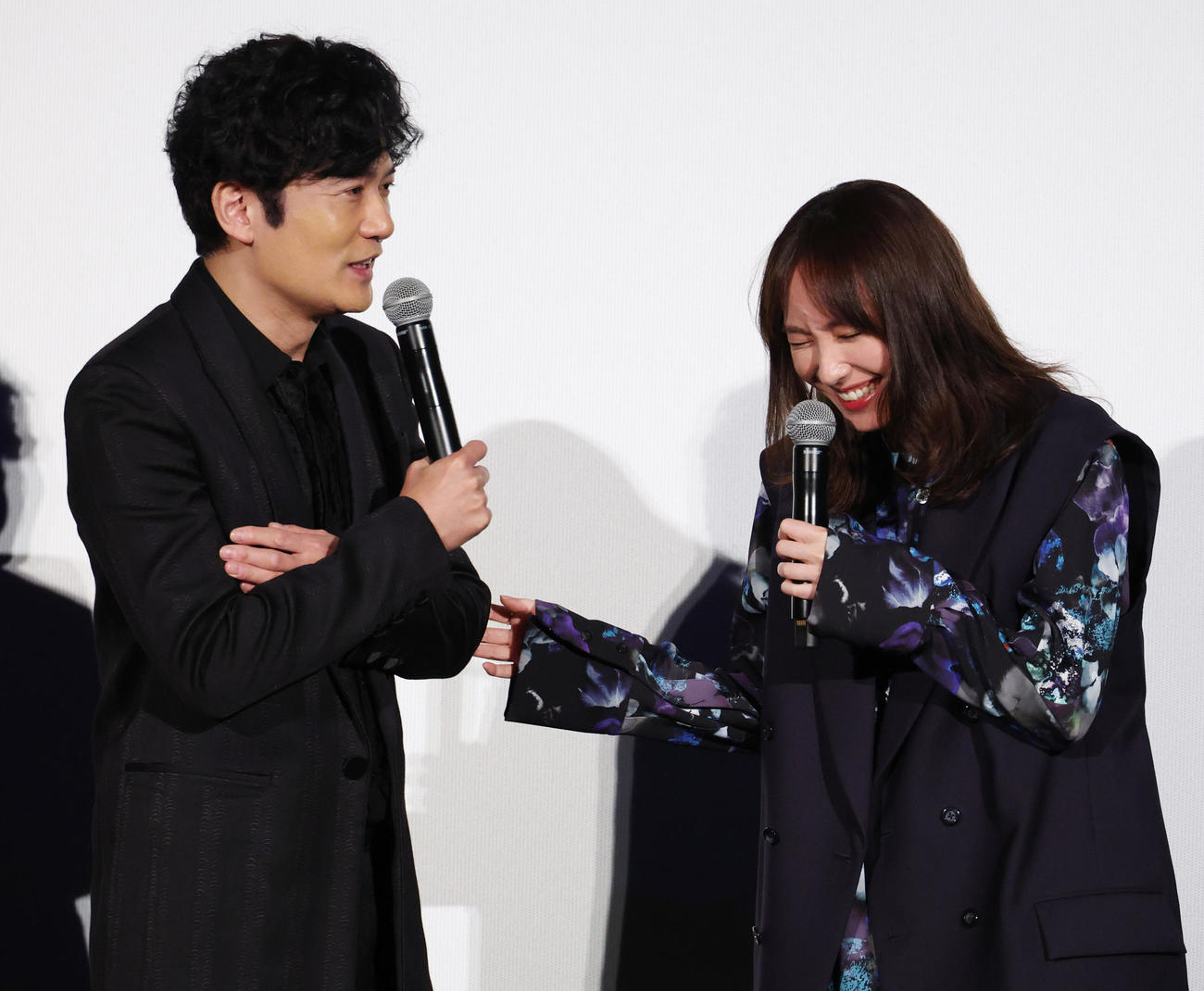 映画「正欲」の舞台あいさつでトークする稲垣吾郎（左）と新垣結衣（撮影・中島郁夫）