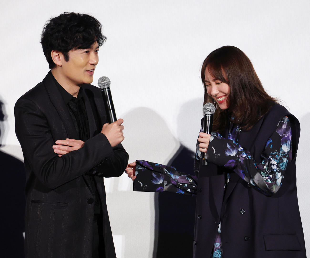 映画「正欲」の舞台あいさつでトークする稲垣吾郎（左）と新垣結衣（撮影・中島郁夫）