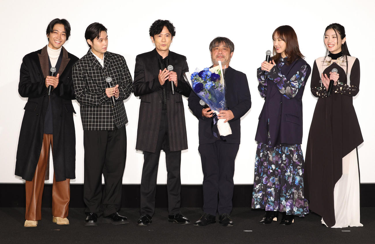 映画「正欲」の舞台あいさつを行う、左から佐藤寛太、磯村勇斗、稲垣吾郎、岸善幸監督、新垣結衣、東野絢香（撮影・中島郁夫）