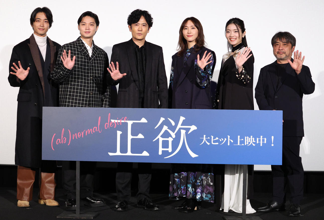 映画「正欲」の舞台あいさつで記念撮影する、左から佐藤寛太、磯村勇斗、稲垣吾郎、新垣結衣、東野絢香、岸善幸監督（撮影・中島郁夫）