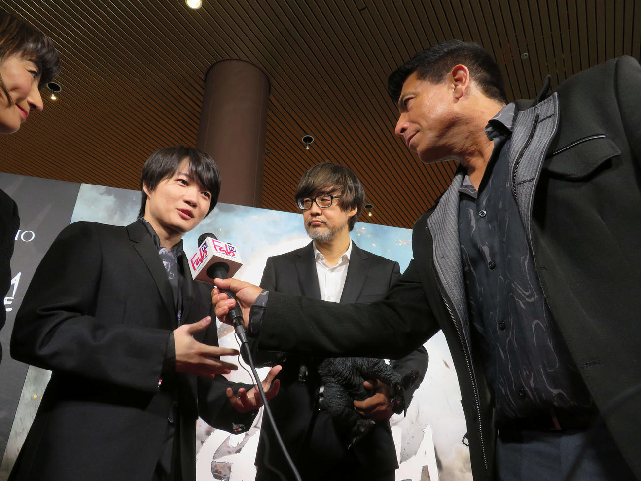 「ゴジラ－1.0」北米プレミアのレッドカーペット後、現地メディアの取材に応じる、神木隆之介（左）と山崎貴監督（撮影・村上幸将）