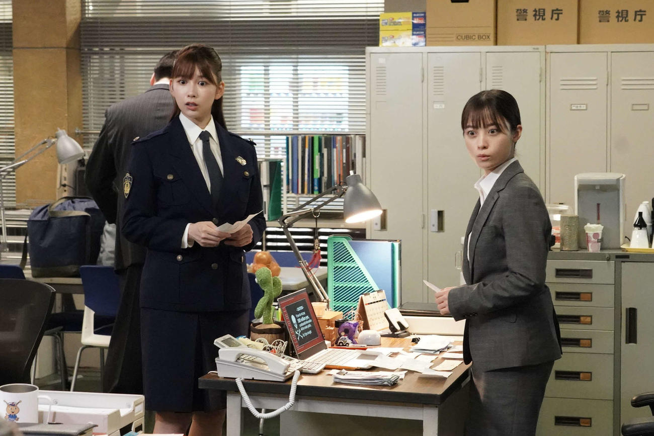「トクメイ！警視庁特別会計係」に出演する（左から）結城モエ、橋本環奈(C)フジテレビ
