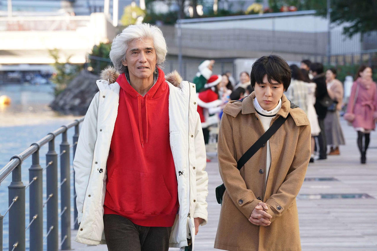フジテレビ系「ONE DAY～聖夜のから騒ぎ～」に出演する（左から）佐藤浩市、小日向星一(C)フジテレビ