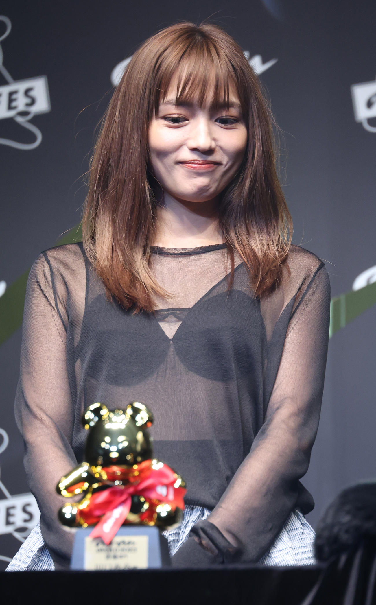 「anan AWARD 2023」授賞式でセクシーなドレスを披露する川口春奈（撮影・中島郁夫）