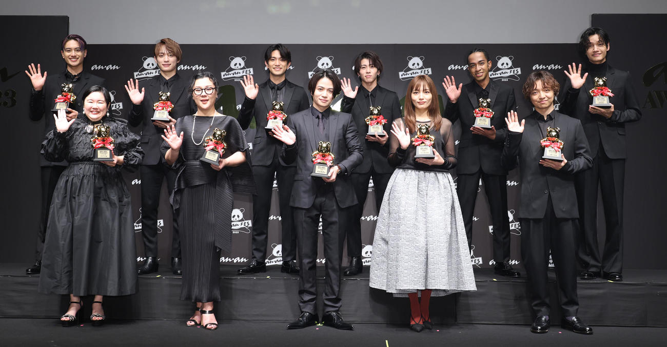「anan AWARD 2023」を受賞した、前列左からやす子、ジェーン・スー氏、Sexy Zone菊池風磨、川口春奈、三浦大知、後列左からAぇ！group。小島健、福本大晴、正門良規、末澤誠也、草間リチャード敬太、佐野晶哉（撮影・中島郁夫）
