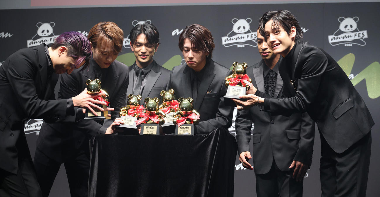 「anan AWARD 2023」を受賞したAぇ！group。左から小島健、福本大晴、正門良規、末澤誠也、草間リチャード敬太、佐野晶哉（撮影・中島郁夫）