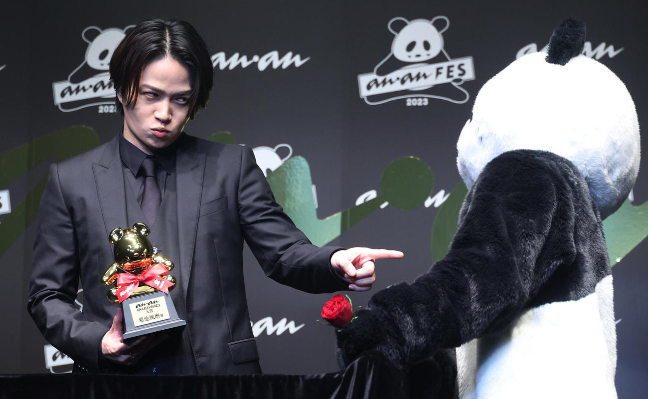 「anan AWARD 2023」大賞を受賞したSexy Zone菊池風磨はマスコットのパンダにバラの花をプレゼントした（撮影・中島郁夫）