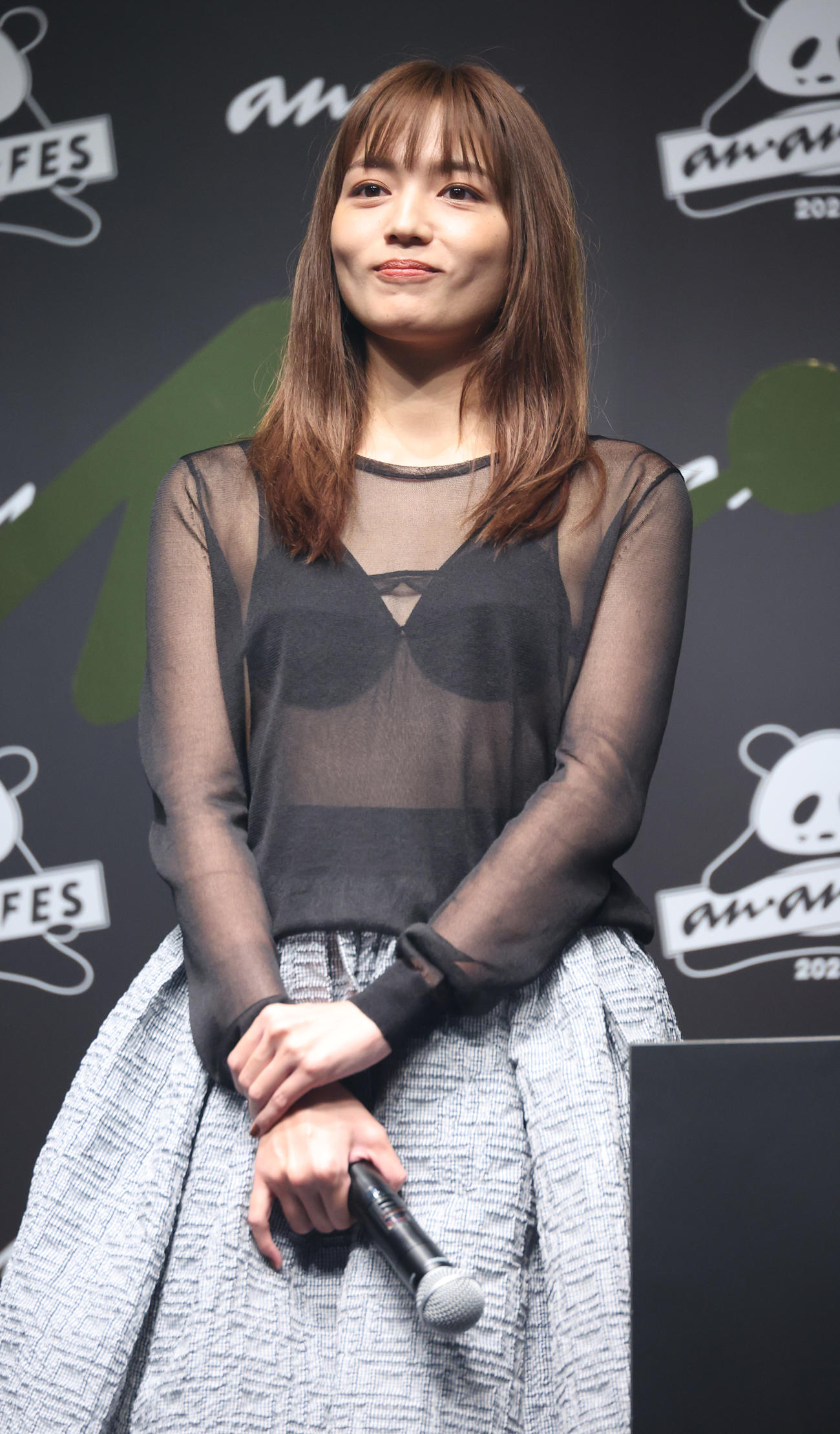 「anan AWARD 2023」授賞式でセクシーなドレスを披露する川口春奈（撮影・中島郁夫）