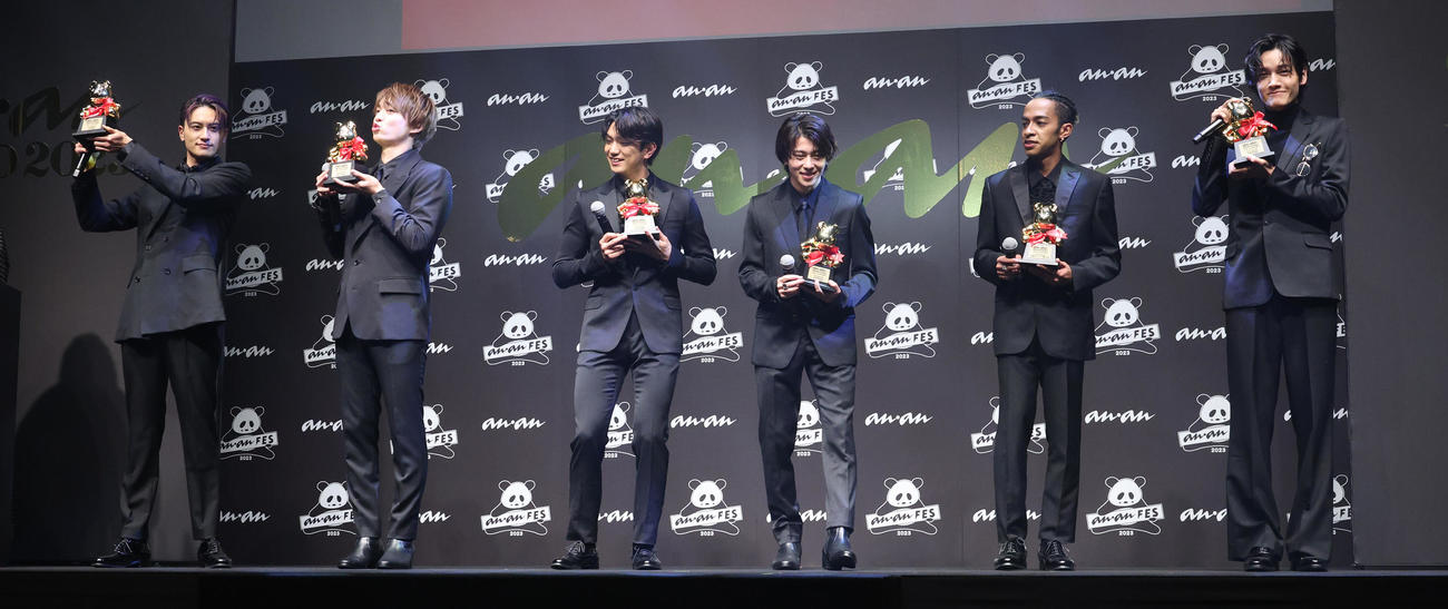 「anan AWARD 2023」を受賞したAぇ！group。左から小島健、福本大晴、正門良規、末澤誠也、草間リチャード敬太、佐野晶哉（撮影・中島郁夫）